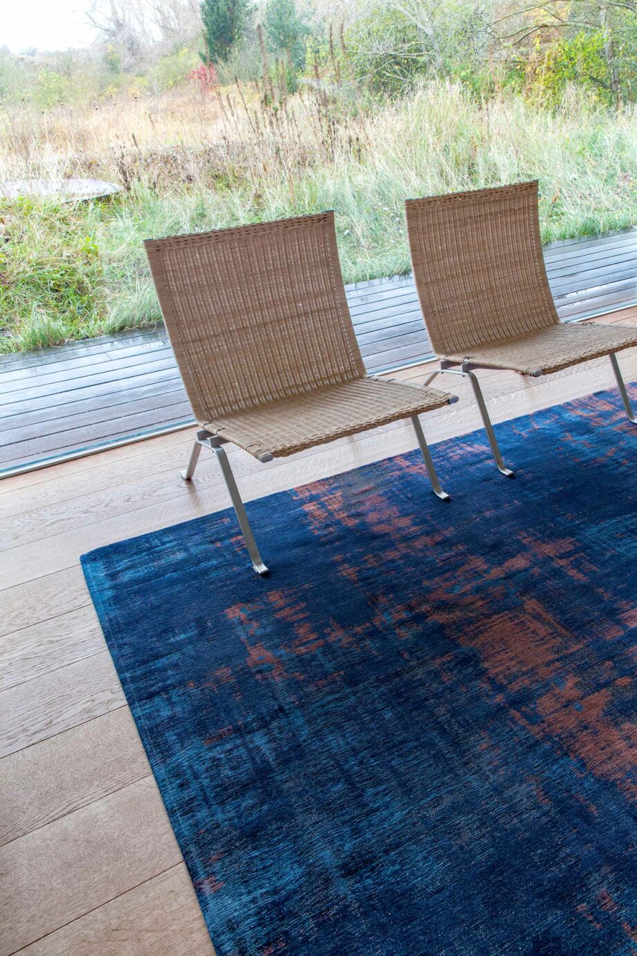 Louis De Poortere vloerkleed LX 9211 Atlantic Venetian Dust Sunset Blue interior 2
