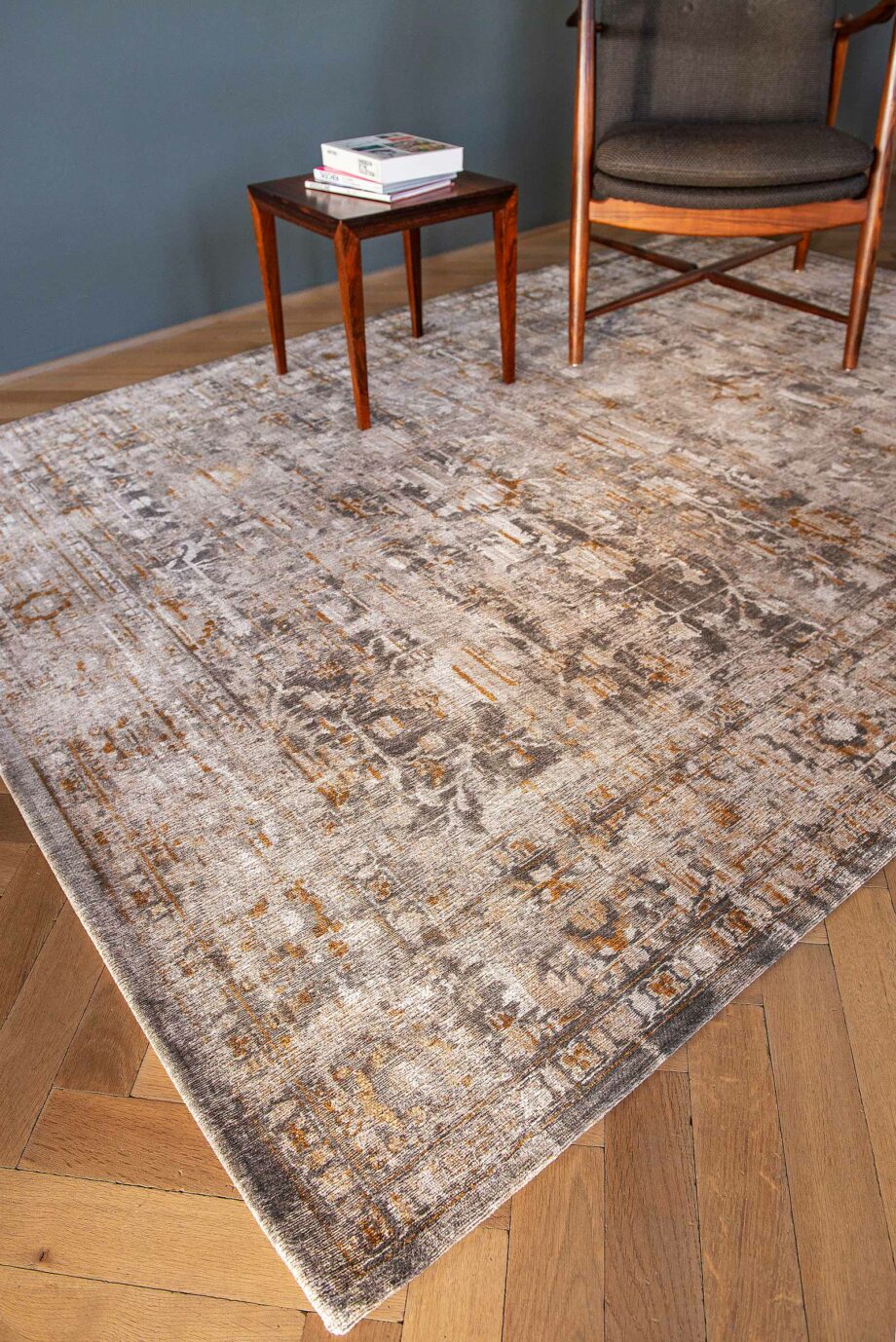 vloerkleed Louis De Poortere LX 8884 Antiquarian Ushak Suleiman Grey interior 3